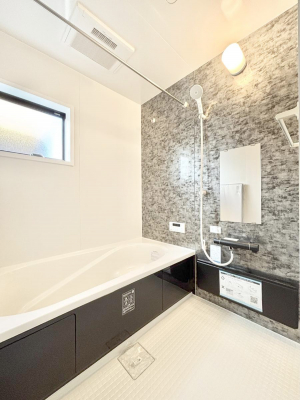 �����@������2�������`Bath Room�`�@���t���̃o�X���[���́A�̌������薾�邭�C�����̗ǂ���Ԃł��B�������邱�ƂŁA���C�����ǍD�B������芰����o�X���[���ŁA�����̃o�X�^�C�����y���݂ɂȂ肻���ł��B