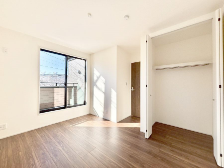 ���̑����ρ@�����`Bed Room�`  �S�����ɂ͎��[�N���[�[�b�g�������I���i�g���̂��m���⏬���͂������A�G�ߕ��̂��m���Ȃǂ���������Ɛ������ڂ����܂������܂��B  ������Ԃ��L���g�p�ł��܂��ˁB