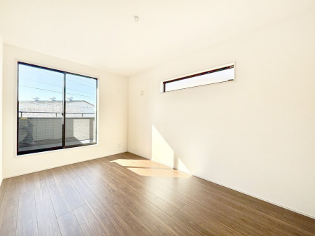 �Q���@�����`Bed Room�`�@�o���R�j�[����̖��邢���������������݂܂��B���ƂɌb�܂ꂽ�������B�_�炩�����R���Œ��ڊo�߂��炵������邾�낤�B�܂��A�@�\�I�Ȏ��[��z�u���āA�Еt������Ԃ������o�������B