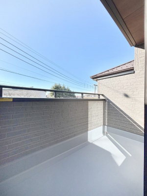 �o���R�j�[�@�����`Balcony�`�@������̃o���R�j�[�̑O�ɂ͉_�ȊO�ɑ��z���Ղ���̂�����܂���B�����󕨂������₷���A����薾�邭�C�����̂������������Ă��܂��B�g���₷���J���I�ȃo���R�j�[�ł���