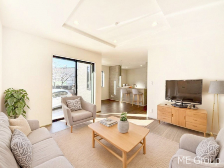 ���r���O�@������2�������`Living�`  �Ƒ��̐H����c���̂ق��A�q�ǂ���V�΂�����A�F�l���������肷��LDK�͏Z�܂��̒��S�B�����ԉ߂����ꏊ������A���̋�Ԃ͏Z�܂��S�̂̋��S�n�����E���܂��B���Ƌ�͂b�f�ł��B