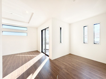 ���r���O�@������2�������`Living�`�@�O���̗��Ȃ��V���v���ł�������LDK�B�傫�ȑ�������������������ނ̂Ŏ��������邭�A�Ƒ��̌e���̏�Ƃ��ăs�b�^���ł��B�J�����Ɠ�������̗ǂ��𐥔񂲗����������I