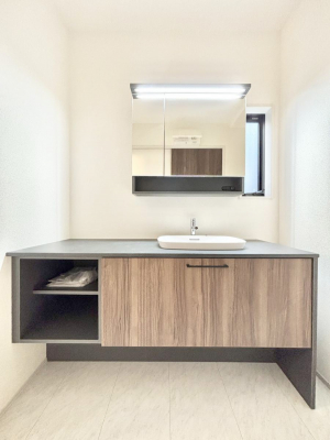 ���ʑ�E���ʏ��@������2�������`Dressing Room�`�@�\���ȑ傫���̐��ʑ�͎��[�����鎖�Ȃ���A�g�����Ȃ݃`�F�b�N�⎕�����ȂǁA���̍Q�����������Ԃł��z�e�����C�N�ȃX�y�[�X�ŗ]�T�Ƃ�Ƃ�������Ē����܂��B