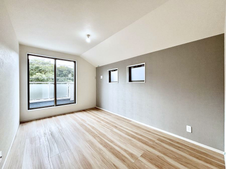 �Q���@������2�������`Bed Room�`�@�u��������������l�v�Ƃ��v�w�ł�����肭�낰��Q���B�����̉Ǝ��₨�d���ɔ�ꂽ���̓t�J�t�J�̃x�b�g�Ŗ�����Ă��������B�e���r��{�I�������Ă����K�ȍL����������