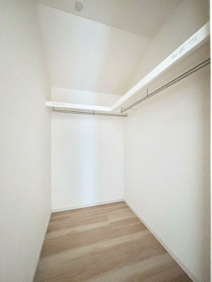 ���̑��@������2�������`Walk-in Closet�`�@��������̗m���������Ă��V���ɂȂ�ɂ����E�H�[�N�C���N���[�[�b�g�B�m���ȊO�ɂ��A���i�g��Ȃ��Ɠd��X�[�c�P�[�X�A�X�g�b�N�i�Ȃǉ��ł��Еt����������Ԃł��B