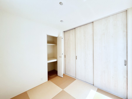 ���̑����ρ@�����`Japanese Room�`�@LDK�אڂ̘a���́A�A�C���������Ȃǉ��l�̉Ǝ��X�y�[�X�Ƃ��āA�܂������Ȃ��q�l�̂��邲�ƒ�ł͂����Q�₨�ނւ��̏�Ƃ��Ă����p���������܂��B