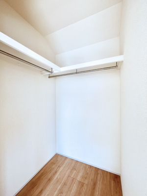 ���̑��@�����`Walk-in Closet�`�@�K�v�Ȃ��̂�R�[�f�B�l�[�g���ꗗ���Ċm�F�ł��A�g�x�x�⏀�����Z���ԂōςރE�H�[�N�C���N���[�[�b�g��ݒu���܂����B�Ƃ̒�����������Ƃ�����֗��Ȏ��[�X�y�[�X�ł��B