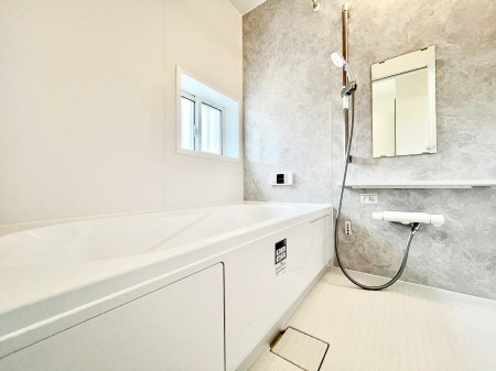 �����@������A�������`Bath Room�`�@���t���̃o�X���[���́A�̌������薾�邭�C�����̗ǂ���Ԃł��B�������邱�ƂŁA���C�����ǍD�B������芰����o�X���[���ŁA�����̃o�X�^�C�����y���݂ɂȂ肻���ł��B