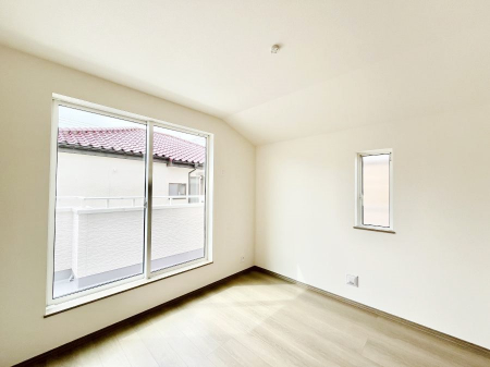 ���̑����ρ@������A�������`Bed Room�`�@2�ʍ̌����m�ۂ������邢�����́A���ʂ����ǂ��A��ϋ��S�n�̗ǂ���ԂƂȂ��Ă���܂��B�u�₩�ȕ��������ċN���钩�́A���K�����̎n�܂�ɁI�������肪�ƂĂ��ǂ��Z�܂���