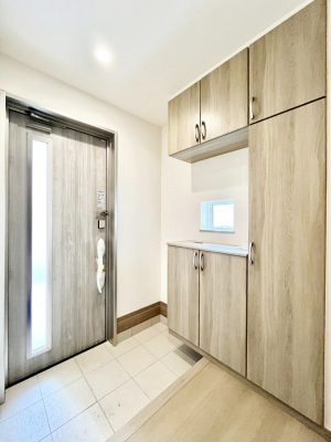 ���ց@������A�������`Entrance�`�@�Ƃ̒��ł��q�l���}����ŏ��̏ꏊ�ł��錺�ւ́A�Ƃ̈�ۂ��̂��̂ł��I�L�x�Ȍ��֎��[�ŁA����Y��ɕۂ��Ƃ��o���܂��􌺊ւɂ͂����Ղ���[�̉��ʔ��������I