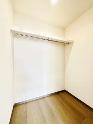 ���̑��@������A�������`Walk-in Closet�`�@��������̗m���������Ă��V���ɂȂ�ɂ����E�H�[�N�C���N���[�[�b�g�B�m���ȊO�ɂ��A���i�g��Ȃ��Ɠd��X�[�c�P�[�X�A�X�g�b�N�i�Ȃǉ��ł��Еt����������Ԃł��B