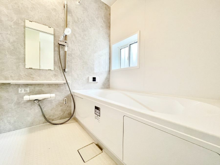 �����@������B�������`Bath Room�`�@����L�΂��ē������邱�Ƃ��\�I����̔�������M�d�ȃo�X�^�C���ł��B���q�l�Ƃ��ꏏ�ł��\���ȍL���Ȃ̂ŁA���r���O�Ƃ͈�����Ƒ��c�R�̂ЂƎ������y���݂��������܂��B