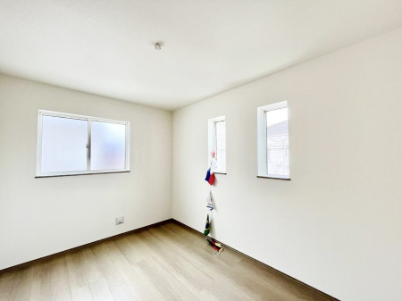 ���̑����ρ@������B�������`Bed Room�`�@2�ʍ̌����m�ۂ������邢�����́A���ʂ����ǂ��A��ϋ��S�n�̗ǂ���ԂƂȂ��Ă���܂��B�u�₩�ȕ��������ċN���钩�́A���K�����̎n�܂�ɁI�������肪�ƂĂ��ǂ��Z�܂���