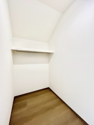 ���̑��@������B�������`Walk-in Closet�`�@��������̗m���������Ă��V���ɂȂ�ɂ����E�H�[�N�C���N���[�[�b�g�B�m���ȊO�ɂ��A���i�g��Ȃ��Ɠd��X�[�c�P�[�X�A�X�g�b�N�i�Ȃǉ��ł��Еt����������Ԃł��B