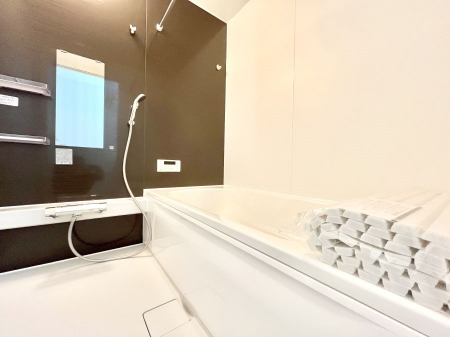 �����@�����`Bath Room�`�@����L�΂��ē������邱�Ƃ��\�I����̔�������M�d�ȃo�X�^�C���ł��B���q�l�Ƃ��ꏏ�ł��\���ȍL���Ȃ̂ŁA���r���O�Ƃ͈�����Ƒ��c�R�̂ЂƎ������y���݂��������܂��B