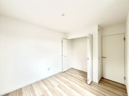 �Q���@�����`Bed Room�`�@�������������̂��ˌ��Ẵ����b�g�ł��B���Ƒ������������ƂŎ苷�Ɋ����Ă����Z�܂����ˌ��Ăł͊e�����v���C�o�V�[��ۂ��Ƃ��ł��܂��B�Z�܂��ɂ�Ƃ肪���܂�S�������b�N�X�ł��܂���