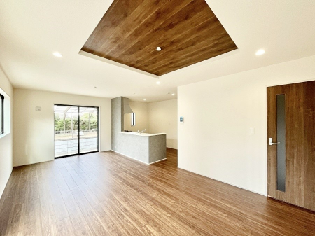 ���r���O�@�܏�V��͗��̓I�ȉ��s��������̂ŁA�V�䂪�L�������ĊJ���I�ȋ�Ԃ����o�ł��܂��B