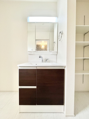 ���ʑ�E���ʏ��@�O�ʋ��̗��ɁA���ϕi��q���p�i�Ȃǂ����[�\�B���ʑ����������ƕۂ��܂��I 