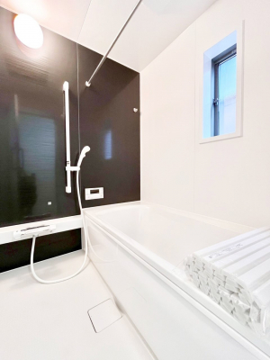 �����@�������Q�������`Bath Room�`�@���t���̃o�X���[���́A�̌������薾�邭�C�����̗ǂ���Ԃł��B�������邱�ƂŁA���C�����ǍD�B������芰����o�X���[���ŁA�����̃o�X�^�C�����y���݂ɂȂ肻���ł��B