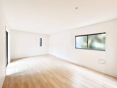 ���̑����ρ@�������Q�������`Living�`�@�Ƒ��̐H����c���̂ق��A�q�ǂ���V�΂�����A�F�l���������肷��LDK�͏Z�܂��̒��S�B�����ԉ߂����ꏊ������A���̋�Ԃ͏Z�܂��S�̂̋��S�n�����E���܂��B