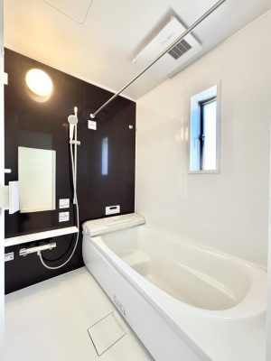 �����@�����`Bath Room�`�@�������������͋C�̗����Ŗ����Ɍ����ă��t���b�V���B���������@�\���t���Ă���̂ŗׂ̐���@�u����Ő􂢏オ�������󕨂��A�J�̓����V�C���C�ɂ������������邱�Ƃ��\�ł��B