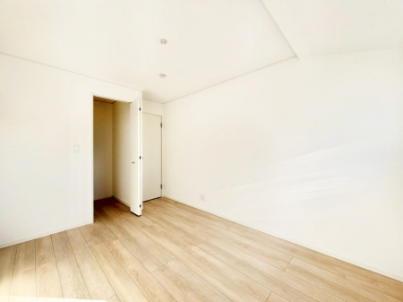 �Q���@�����`Bed Room�`  �S�����ɂ͎��[�N���[�[�b�g�������I���i�g���̂��m���⏬���͂������A�G�ߕ��̂��m���Ȃǂ���������Ɛ������ڂ����܂������܂��B  ������Ԃ��L���g�p�ł��܂��ˁB