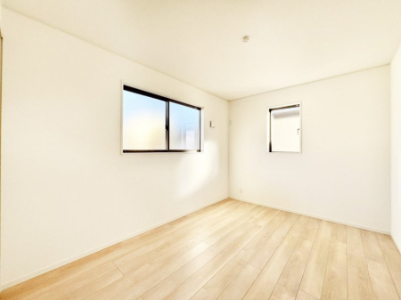 �q�������@�����`Bed Room�`�@�q�������͂��q�l�ɂƂ��đ�Ϗd�Ȗ���������܂��B�q����l�ŉ߂�����Ԃ�^���邱�ƂŁA�h���׋����Ԃ����R�Ƒ����܂����畔���̕Еt����|���Ȃǂ��������ƂɌq����܂��B