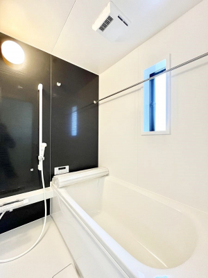 �����@�������P�������`Bath Room�`�@����L�΂��ē������邱�Ƃ��\�I����̔�������M�d�ȃo�X�^�C���ł��B���q�l�Ƃ��ꏏ�ł��\���ȍL���Ȃ̂ŁA���r���O�Ƃ͈�����Ƒ��c�R�̂ЂƎ������y���݂��������܂��B