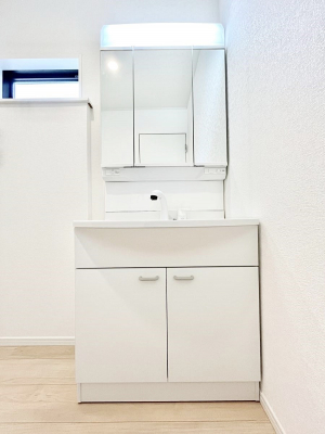 ���ʑ�E���ʏ��@�������P�������`Dressing Room�`  ����������F�����œ��ꂳ��Ă���ƁA�X�b�L���Ɛ�������ۂ������܂��B���̗��ɂ͂����Ղ�Ǝ��[�X�y�[�X��W�������I�����́A�V���v�����@�\�����d�����āB