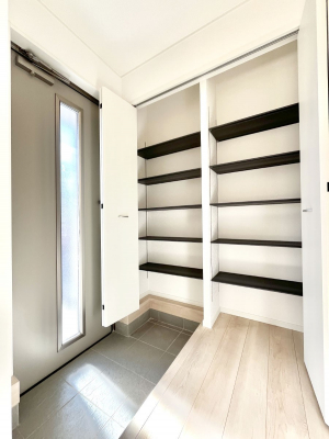 ���̑����ρ@�����Ղ���[�ł���V���[�Y�{�b�N�X�ŉƑ��S���̌C���A���ւ�������B  