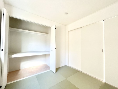 ���̑����ρ@�������P�������`Japanese Room�`�@LDK�אڂ̘a���́A�A�C���������Ȃǉ��l�̉Ǝ��X�y�[�X�Ƃ��āA�܂������Ȃ��q�l�̂��邲�ƒ�ł͂����Q�₨�ނւ��̏�Ƃ��Ă����p���������܂��B