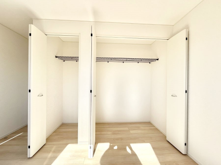 ���[�@�������P�������`Closet�`�@�ǖʃN���[�[�b�g������΃^���X��u���K�v���Ȃ��A�o������̂Ȃ��X�b�L����Ԃ��ێ��ł��܂��B����ꂽ�X�y�[�X��L���Ɋ��p�ł������B�ߗނ��̕i�Ȃǂ����Ղ���[�o���܂��ˁ�