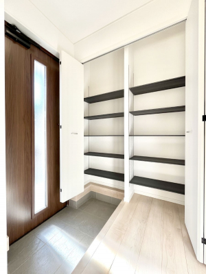 ���̑����ρ@�ݔ����P�����������Ղ���[�ł���V���[�Y�{�b�N�X�ŉƑ��S���̌C���A���ւ�������B  