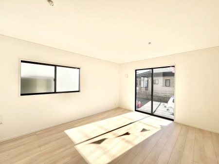 ���r���O�@�������P�������`Living�`�@�O���̗��Ȃ��V���v���ł�������LDK�B�傫�ȑ�������������������ނ̂Ŏ��������邭�A�Ƒ��̌e���̏�Ƃ��ăs�b�^���ł��B�J�����Ɠ�������̗ǂ��𐥔񂲗����������I