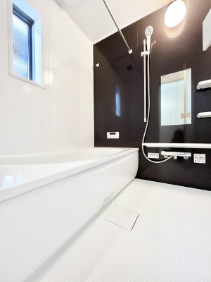 �����@�����`Bath Room�`�@�������������͋C�̗����Ŗ����Ɍ����ă��t���b�V���B���������@�\���t���Ă���̂ŗׂ̐���@�u����Ő􂢏オ�������󕨂��A�J�̓����V�C���C�ɂ������������邱�Ƃ��\�ł��B