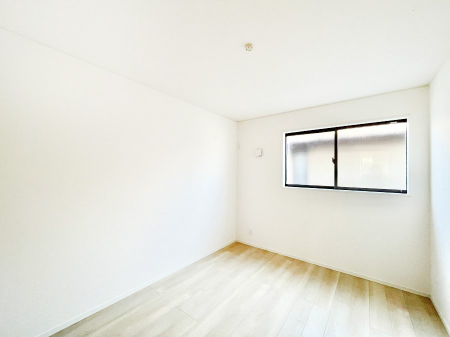 �q�������@�����`Bed Room�`�@�q�������͂��q�l�ɂƂ��đ�Ϗd�Ȗ���������܂��B�q����l�ŉ߂�����Ԃ�^���邱�ƂŁA�h���׋����Ԃ����R�Ƒ����܂����畔���̕Еt����|���Ȃǂ��������ƂɌq����܂��B