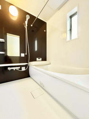 �����@�����`Bath Room�`�@�������������͋C�̗����Ŗ����Ɍ����ă��t���b�V���B���������@�\���t���Ă���̂ŗׂ̐���@�u����Ő􂢏オ�������󕨂��A�J�̓����V�C���C�ɂ������������邱�Ƃ��\�ł��B