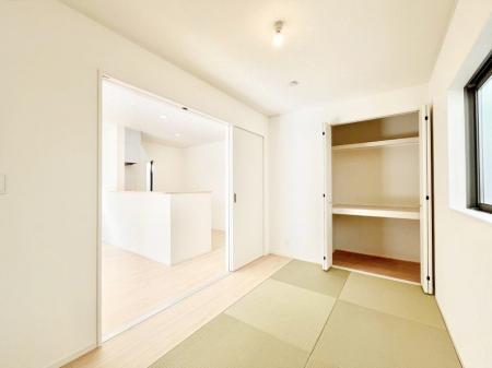 ���̑����ρ@�����`Japanese Room�`�@LDK�אڂ̘a���́A�A�C���������Ȃǉ��l�̉Ǝ��X�y�[�X�Ƃ��āA�܂������Ȃ��q�l�̂��邲�ƒ�ł͂����Q�₨�ނւ��̏�Ƃ��Ă����p���������܂��B