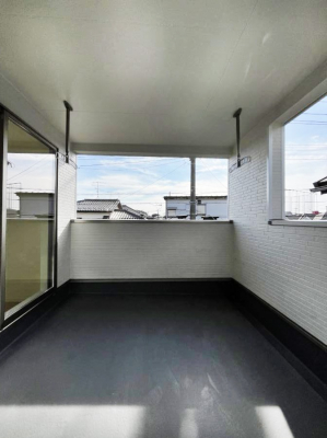 �o���R�j�[�@�����`Balcony�`�@�C���i�[�o���R�j�[�͐��󕨂������X�y�[�X�Ƃ��ċ}�ȉJ�Ő��󕨂��G��Ă��܂��̂�h���ł���܂����`�F�A�ł��낢����A�Ăɂ͎�����C�ɂ����r�j�[���v�[�����y���߂܂��ˁ�