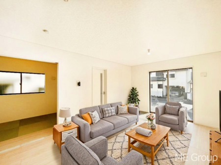 ���r���O�@�����`Living�`�@�Ƒ��̉�b��Ί炪�s���������r���O�ł��B�q���������Ă�p�����Ȃ���A�傫�ȃ\�t�@��_�C�j���O�e�[�u���ł������H���������肭�났�����􂻂�Ȗ������������Ԃł��I���Ƌ��CG�ł�