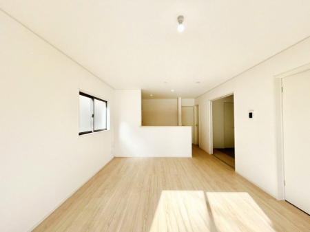 ���r���O�@�����`Living�`�@�Ƒ��̐H����c���̂ق��A�q�ǂ���V�΂�����A�F�l���������肷��LDK�͏Z�܂��̒��S�B�����ԉ߂����ꏊ������A���̋�Ԃ͏Z�܂��S�̂̋��S�n�����E���܂��B