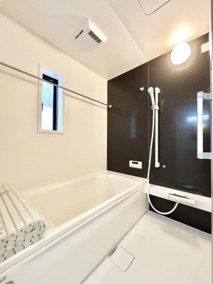 �����@�������P�������`Bath Room�`�@���t���̃o�X���[���́A�̌������薾�邭�C�����̗ǂ���Ԃł��B�������邱�ƂŁA���C�����ǍD�B������芰����o�X���[���ŁA�����̃o�X�^�C�����y���݂ɂȂ肻���ł��B