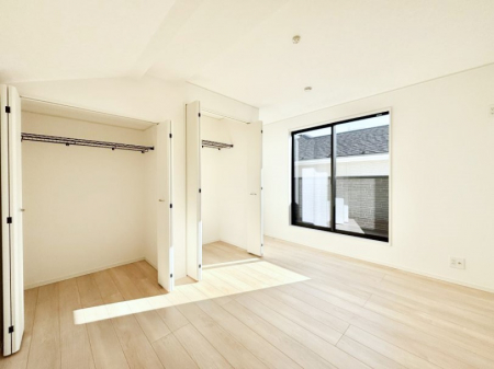 �Q���@�������P�������`Bed Room�`  �S�����ɂ͎��[�N���[�[�b�g�������I���i�g���̂��m���⏬���͂������A�G�ߕ��̂��m���Ȃǂ���������Ɛ������ڂ����܂������܂��B  ������Ԃ��L���g�p�ł��܂��ˁB