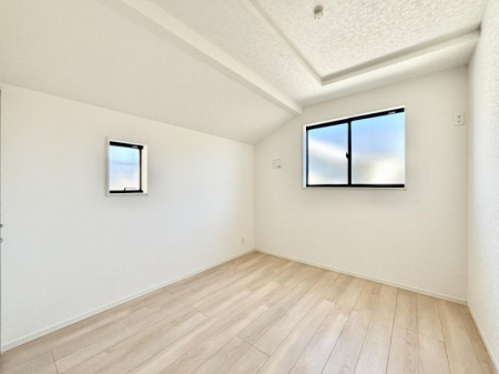 �q�������@�������P�������`Bed Room�`�@�q�������͂��q�l�ɂƂ��đ�Ϗd�Ȗ���������܂��B�q����l�ŉ߂�����Ԃ�^���邱�ƂŁA�h���׋����Ԃ����R�Ƒ����܂����畔���̕Еt����|���Ȃǂ��������ƂɌq����܂��B