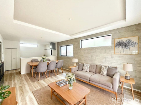 ���r���O�@�����`Living�`�@�Ƒ��̉�b��Ί炪�s���������r���O�ł��B�q���������Ă�p�����Ȃ���A�傫�ȃ\�t�@��_�C�j���O�e�[�u���ł������H���������肭�났�����􂻂�Ȗ������������Ԃł��I���Ƌ��CG�ł�