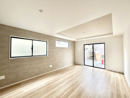 ���r���O�@�����`Living�`�@�O���̗��Ȃ��V���v���ł�������LDK�B�傫�ȑ�������������������ނ̂Ŏ��������邭�A�Ƒ��̌e���̏�Ƃ��ăs�b�^���ł��B�J�����Ɠ�������̗ǂ��𐥔񂲗����������I