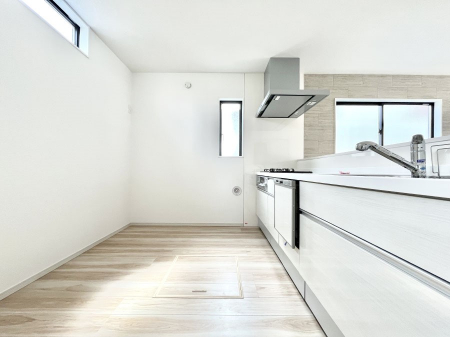 �L�b�`���@�����`Kitchen�`�@���R�������鑋�̂���L�b�`���������g���ꏊ�����炱���A�g��������l�����܂����B�������Ƃ����L�b�`���R�[�i�[�͎����L���Ȏd�オ��ƂȂ��Ă���܂��B