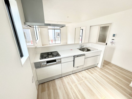 �L�b�`���@�����`Kitchen�`�@��b���e�ރ��r���O�A�������������Ȃ�L�b�`���B�Ƃ́A�������������ł͂Ȃ��A��炵��������A���K�ɂ���ꏊ�B�Ί�̖����A���炬�̓��X�̂��߂ɁA�ŐV�̐ݔ��E�d�l���̗p�B