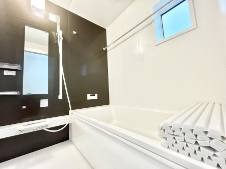 �����@�����`Bath Room�`�@�������������͋C�̗����Ŗ����Ɍ����ă��t���b�V���B���������@�\���t���Ă���̂ŗׂ̐���@�u����Ő􂢏オ�������󕨂��A�J�̓����V�C���C�ɂ������������邱�Ƃ��\�ł��B