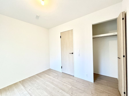 �Q���@�����`Bed Room�`�@�������������̂��ˌ��Ẵ����b�g�ł��B���Ƒ������������ƂŎ苷�Ɋ����Ă����Z�܂����ˌ��Ăł͊e�����v���C�o�V�[��ۂ��Ƃ��ł��܂��B�Z�܂��ɂ�Ƃ肪���܂�S�������b�N�X�ł��܂���